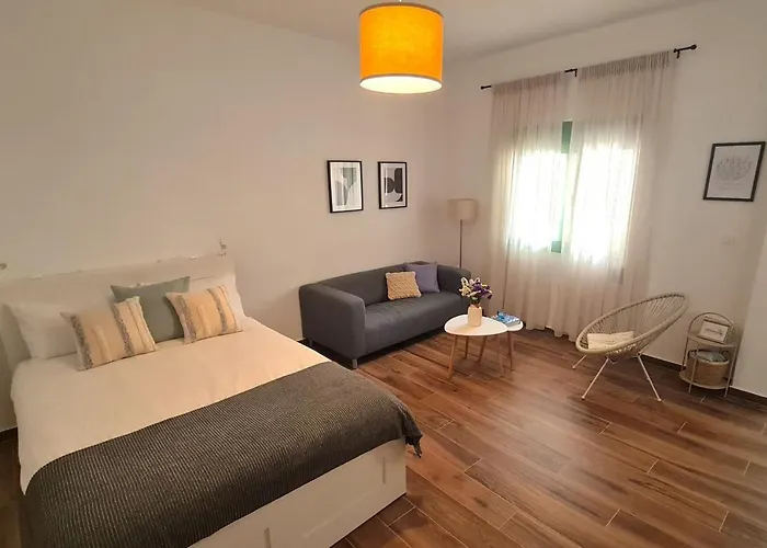 Yannis Guest House